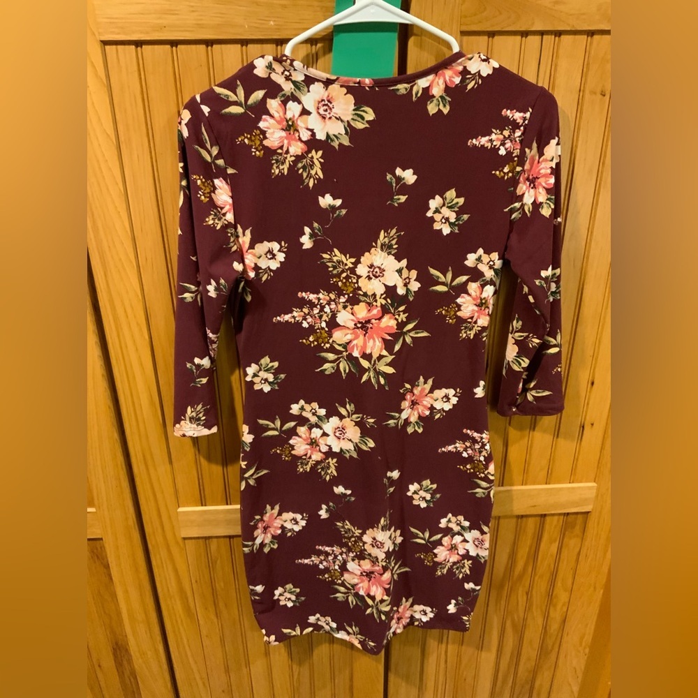 Chic Floral Mini Dress in Burgundy and Pink - Picture 3 of 3